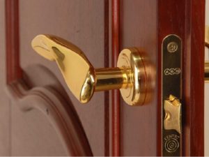 Ремонт межкомнатной двери с плохим закрыванием