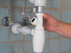 Установка сифона под раковину на кухне
